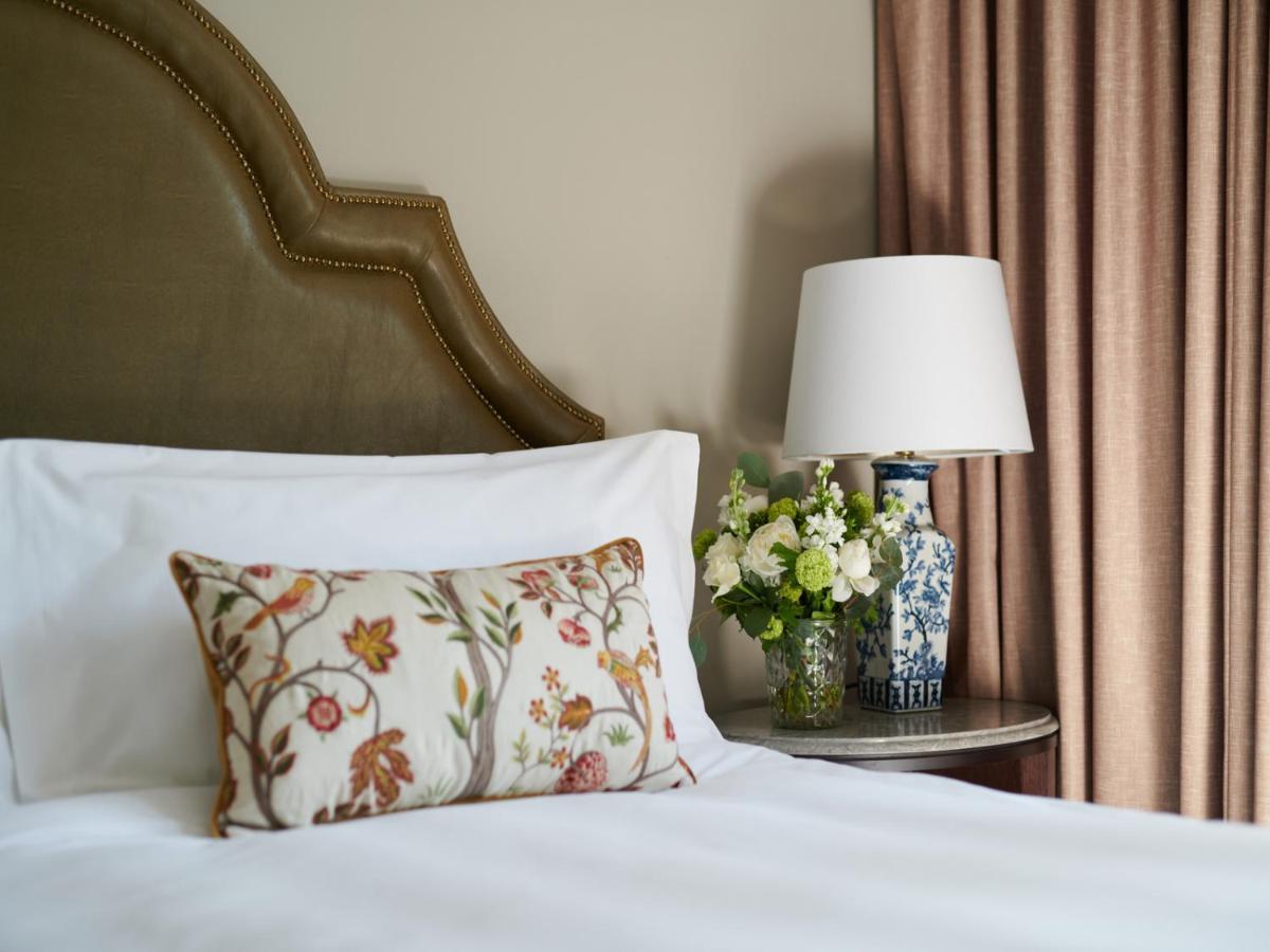 Carton House A Fairmont Managed Hotel Мэйнут Экстерьер фото A bed with a pillow